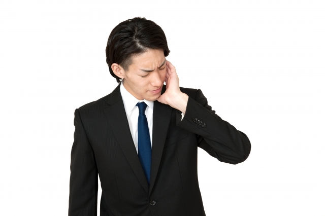 仕事中に口臭が気になる？今すぐできるセルフケア方法を解説